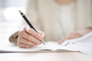 【心理士監修】セルフでできる認知行動療法5選！おすすめのアプリも紹介