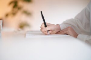 【難しくない】自分でやる認知行動療法！セルフで簡単にできる方法4ステップと注意点を解説