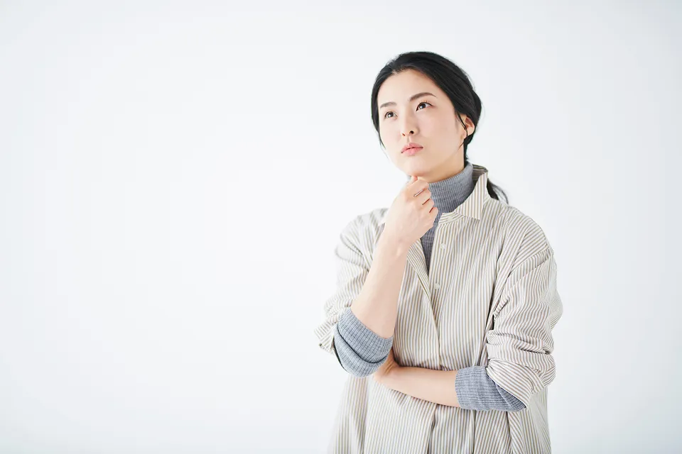 考える女性